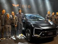 Mahindra च्या नवीन SUV ला ग्राहकांचा प्रचंड प्रतिसाद; फक्त अडीच मिनिटांत बुक झाला स्टॉक - Marathi News | Mahindra BE 6 Batman Edition: Huge customer response to Mahindra's new SUV; All stock booked in just two and a half minutes | Latest auto Photos at Lokmat.com