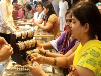 Gold-Silver Rate: सोन्याच्या किंमतीत आज ६६० रुपयांची वाढ; चांदीचे भाव घसरले, आजचा नेमका दर, जाणून घ्या...! - Marathi News | Gold-Silver Rate: Gold price rises by Rs 660 today; Silver prices fell, today's exact price, know ...! | Latest national Photos at Lokmat.com