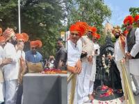 छत्रपती शिवाजी महाराज अन् बाळासाहेब ठाकरेंच्या पुतळ्यासमोर एकनाथ शिंदे नतमस्तक - Marathi News | CM Eknath Shinde bows before the statue of Chhatrapati Shivaji Maharaj and Balasaheb Thackeray | Latest mumbai Photos at Lokmat.com