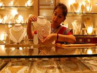 Gold-Silver Rate: सोन्याचा भाव झाला कमी; चांदीची किंमत मात्र वाढली, जाणून घ्या, आजचा नेमका दर! - Marathi News | Gold-Silver Rate: Gold prices fall; However, the price of silver has risen, know, today's exact price! | Latest national Photos at Lokmat.com