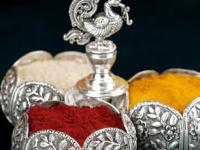 Makar Sankranti 2026 : संक्रातीच्या हळदीकुंकवासाठी हवाच सुंदर कुंकवाचा करंडा, पाहा करंड्यांचे १० सुंदर नवे प्रकार... - Marathi News | Makar Sankranti special haldi kunku karanda design haldi kunku karanda designs for Makar Sankranti | Latest sakhi Photos at Lokmat.com