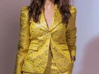 जुन्या बनारसी साडीचे शिवा स्टायलिश को-ऑर्ड सेट! एक से बढकर एक डिझाईन्स - दिसेल रॉयल शाही लूक... - Marathi News | Make co-ord set from old Banarasi saree how to make co-ord set from old saree easy way to make co-ord set from old Banarasi saree | Latest sakhi Photos at Lokmat.com