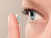 लेन्सचा वापर करता?; मग मेकअप करताना घ्या ही काळजी - Marathi News | eye makeup tips for those girls who wear lens | Latest beauty Photos at Lokmat.com