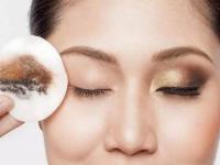 मेकअप रिमूव्ह न करता झोपत असाल तर वेळीच सावध व्हा, अन्यथा... - Marathi News | Side effects of sleeping with makeup | Latest beauty Photos at Lokmat.com