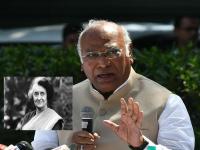 तेव्हा मल्लिकार्जुन खर्गेंनी केलं होतं इंदिरा गांधींविरोधात बंड, सोडला होता पक्ष, नंतर असे बनले गांधी कुटुंबाचे विश्वासू - Marathi News | Then Mallikarjun Kharge rebelled against Indira Gandhi, left the party, later became a confidant of the Gandhi family. | Latest national Photos at Lokmat.com