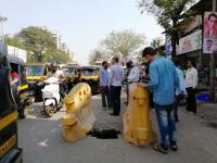 मुंबईच्या रस्त्यावर खड्डा नव्हे तर भगदाड - Marathi News | Khad on the streets of Mumbai, but not the pit | Latest mumbai Photos at Lokmat.com
