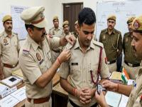 अजबच! दिल्ली पोलिसमधील उपनिरीक्षकाने मागितलं डिमोशन; कारण ऐकून DCP यांनी पुन्हा बनवलं कॉन्स्टेबल - Marathi News | A sub-inspector in Delhi Police sought demotion; After hearing the reason, the DCP made him a constable again | Latest national News at Lokmat.com अजबच! दिल्ली पोलिसमधील उपनिरीक्षकाने मागितलं डिमोशन; कारण ऐकून DCP यांनी पुन्हा बनवलं कॉन्स्टेबल - Marathi News | A sub-inspector in Delhi Police sought demotion; After hearing the reason, the DCP made him a constable again | Latest national News at Lokmat.com