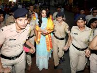 बाप्पाच्या दर्शनासाठी सिद्धिविनायक मंदिरात पोहोचली मिस वर्ल्ड मानुषी छिल्लर - Marathi News | Manushi Chillar with family at Siddhivinayak temple | Latest mumbai Photos at Lokmat.com