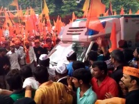 VIDEO: मराठा आंदोलकांनी रुग्णवाहिकेसाठी करुन दिला रस्ता
