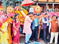 ग्रंथदिंडीतून साहित्याचा जागर; तब्बल ५६ चित्ररथांच्या दोन किलोमीटर ग्रंथदिंडीने फेडले डोळ्याचे पारणे - Marathi News | Literary awakening from Granthdindi; Two kilometers of Granthdindi with 56 chariots filled the eyes | Latest satara News at Lokmat.com