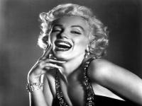 करोंडो चाहत्यांच्या मनावर आजही अधिराज्य गाजवणाऱ्या मर्लिन मुनरोचे खास फोटो - Marathi News | Hollywood Actress Marilyn Monroe's special photos | Latest mumbai Photos at Lokmat.com