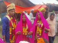 दोनाचे चार नव्हे, सहा हात; तरुणानं एकाचवेळी दोघींशी बांधली लगीनगाठ - Marathi News | MP Man Marries two brides in Same Wedding Ceremony | Latest jarahatke Photos at Lokmat.com