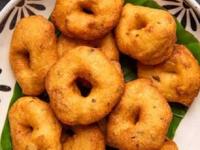 मेदूवडा तळताना फुटतो- वातड-कडक होतो? ५ टिप्स, घरच्याघरी होईल अण्णाकडे मिळतो तसा परफेक्ट वडा - Marathi News | anna style medu vada tips Secret tips for perfect medu vada like hotel break while frying South Indian medu vada without breaking | Latest sakhi Photos at Lokmat.com