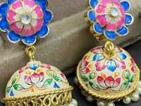 फक्त २०० रुपयांत घ्या मीनाकारी झुमके, लग्न- पार्टी किंवा वाढदिवस-तुम्ही दिसाल लाखांत उठून! - Marathi News | Meenakari Jhumka Latest Design Pattern latest meenakari jhumka patterns trending meenakari jhumka designs | Latest sakhi Photos at Lokmat.com