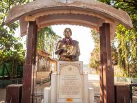 १८ वर्षांनी पुनरावृत्ती, आता मीनाताई ठाकरे पुतळा रक्षणासाठी मोठा निर्णय; ठाकरे गट काय करणार? - Marathi News | big decision after desecration of late meenatai thackeray statue in dadar mumbai now it will be enclosed with transparent glass | Latest mumbai Photos at Lokmat.com