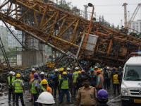 रस्त्याच्या कामात भीषण अपघात! क्रेनचा प्लॅटफॉर्म तुटून २ कामगारांचा जागीच मृत्यू - Marathi News | dahisar bhayandar link road Horrific accident during road construction! 2 workers die on the spot after crane platform collapses in | Latest thane News at Lokmat.com