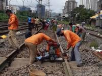 मध्य रेल्वेवर आज मध्यरात्री १० तासांचा विशेष ब्लॉक - Marathi News | Special 10-hour block on Central Railway at midnight today | Latest mumbai News at Lokmat.com