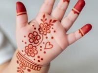 मेहेंदी लावायची म्हणून लेक हट्ट करते? पाहा लहान मुलींच्या नाजूक हातांसाठी मेहेंदीच्या ६ सुंदर डिझाइन्स! - Marathi News | Check out these 6 beautiful mehendi designs for kids, must try | Latest sakhi Photos at Lokmat.com