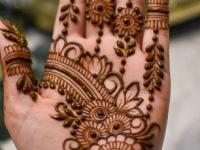 कितीही सुंदर डिझाइन काढली तरी मेहेंदी रंगत नाही? ४ सोपे उपाय - केमिकलशिवाय हात होतील लालचुटूक- खुलेल रंग - Marathi News | how to make mehndi last longer and darker naturally best home remedies for deep red mehndi color | Latest sakhi Photos at Lokmat.com