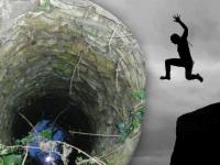 बोंबला! दारू न मिळाल्याने वैतागून त्याने विहिरीत मारली उडी, एका अटीवर आला बाहेर! - Marathi News | Tamilnadu men jump into well because he didn't get liquor to drink during lockdown api | Latest jarahatke Photos at Lokmat.com