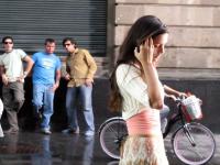 पुरुष महिलांच्या कोणत्या गोष्टींकडे सर्वात आधी पाहतात? पाचवी बाब धक्का देणारी... - Marathi News | Men Vs Women: Which Things in Women, Girls first notice by men, Boys in meeting or walking watching, fifth is shocking... | Latest relationship Photos at Lokmat.com