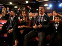 फिफाच्या पुरस्कार सोहळयात जुळून आला मेसी आणि रोनाल्डो या कट्टर प्रतिस्पर्ध्यांना एकत्र पाहण्याचा योग - Marathi News | Yogi was seen together at the FIFA Awards ceremony to see the great players of Messi and Ronaldo together | Latest football Photos at Lokmat.com