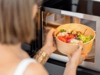 कितीही सोयीचं असलं तरीही मायक्रोवेव्हमध्ये चुकूनही गरम करु नका ५ गोष्टी, तब्येतीसाठी अत्यंत धोकादायक - Marathi News | 5 things should not be cooked Inside microwave Things You Should Not Put in the Microwave Is it safe to boil in microwave | Latest sakhi Photos at Lokmat.com