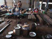 CoronaVirus Lockdown: मजबूर मजदूर... हे फोटो पाहून त्यांचं दुःख कळेल, वाईट वाटेल! - Marathi News | CoronaVirus: How Migrated workers in mumbai are living during Lockdown ajg | Latest maharashtra Photos at Lokmat.com