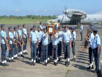 वायू सेना अन् नाशिक जिल्ह्याकडून शहीद कमांडो मिलिंद यांना मानवंदना; ओझर विमानतळावरून भावूक वातावरणात पार्थिव बोराळेच्या दिशेने लष्करी वाहनात रवाना - Marathi News |  Majlis and Milk Commandos from the Nashik district; In the emotional atmosphere from Ojhar airport, the Parthiv left for the military vehicle towards Borale | Latest maharashtra Photos at Lokmat.com