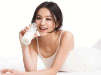 रात्री दूध पिण्याचे हे फायदे वाचून व्हाल थक्क, जाणून घ्या फायदे! - Marathi News | Drink milk at night these are the benefits | Latest food Photos at Lokmat.com