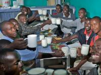 'या' देशात लोक मोठ्या प्रमाणावर बार मध्ये जातात पण दुध पिण्यासाठी, कारण वाचून बसेल धक्का - Marathi News | African country Rwanda people go to bar to drink milk not beer | Latest jarahatke Photos at Lokmat.com