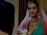 मधुचंद्राच्या रात्री दुध पिण्यामागे आहेत ही ३ कारणं - Marathi News | why indian couple drink milk on honeymoon night | Latest health Photos at Lokmat.com