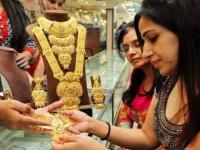 Gold Price Today: सोन्याच्या किंमतीत पुन्हा घसरण, १००० रुपयांनी झालं स्वस्त; जाणून घ्या आजचे दर! - Marathi News | Gold Price Today: Gold prices fall again by Rs 1,000; Find out today's rates! | Latest mumbai Photos at Lokmat.com