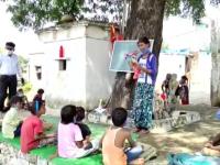 विद्यार्थ्यांना ऑनलाईन शिक्षण घेता येत नव्हते म्हणून शिक्षकाने लढवली 'अशी' शक्कल... - Marathi News | government school teacher set up mini library scooter c h shrivastava students poor families online education smartphones | Latest national Photos at Lokmat.com