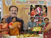 मीरारोडमध्ये भाजपाकडून हळदीकुंकूच्या आड भेटवस्तूंचे वाटप; काँग्रेसची गुन्हा दाखल करण्याची मागणी  - Marathi News | BJP distributes gifts under the guise of Haladi Kunku program in Mira Road municipal corporation; Congress demands registration of a case | Latest vasai-virar News at Lokmat.com