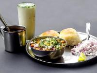 'ही' मिसळ खाऊन येईल तर'तर्री'.... मुंबईतल्या खवय्यांसाठी खास स्पॉट्स - Marathi News | food joints in mumbai famous for misal pav | Latest food Photos at Lokmat.com