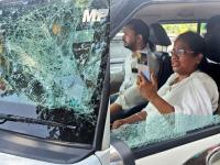 Mitali Bag : TMC खासदार मिताली बाग यांच्या कारवर हल्ला; भाजपावर गंभीर आरोप, रडत रडत म्हणाल्या... - Marathi News | tmc accuses bjp of violence after alleged attack on mp Mitali Bag car in Bengal | Latest national News at Lokmat.com