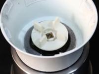 मिक्सर-ग्राइंडर काळेकुट्ट-चिकट झाले, तेलकट डाग जात नाहीत? ३ टिप्स-दिसतील अगदी नवेकोरे स्वच्छ - Marathi News | how to clean mixer grinder at home naturally easy ways to remove oil stains from mixer grinder tips to make mixer grinder look new again | Latest sakhi Photos at Lokmat.com