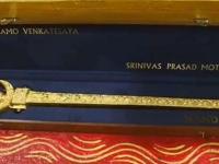 तिरुपतीला भक्तानं अर्पण केली ५ किलो वजनाची १ कोटी रुपयांची सुवर्ण तलवार, फोटो पाहून डोळे दिपतील - Marathi News | Devotee donates 1 crore worth golden sword to Lord Venkateswara at Tirumala | Latest national Photos at Lokmat.com