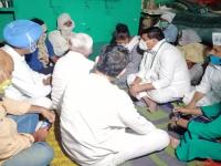 कोरोना पॉझिटीव्ह आमदाराची हाथरसच्या पीडित कुटुंबाला भेट, गुन्हा दाखल - Marathi News | Corona Positive AAP MLA visits Hathras victim's family, files case in UP | Latest national Photos at Lokmat.com