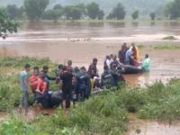 Chiplun Flood: देवदूत! दरडींचं संकट ओलांडून NDRF चे जवान चिपळुणात, नागरिकांच्या बचावासाठी प्रयत्नांची पराकाष्ठा! - Marathi News | Chiplun Flood Efforts of NDRF personnel to rescue Chiplun residents see PHOTOS | Latest ratnagiri Photos at Lokmat.com