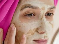 उन्हाळ्यात 'या' पद्धतीने चेहऱ्यावर लावा मुलतानी माती, त्वचेला मिळेल गारवा, जळजळ-टॅनिंग होईल कमी - Marathi News | Apply multani mitti on your face in this way in summer, your skin will get a glow, and burning and tanning will be reduced. | Latest sakhi Photos at Lokmat.com