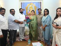 ऐन मनपा निवडणुकीत मनसेला मोठा धक्का! माजी नगरसेवकांचा पक्षाला रामराम, शिंदे गटात प्रवेश - Marathi News | big blow to mns in the bmc elections 2026 former corporators quit the party and join shiv sena shinde group | Latest mumbai News at Lokmat.com