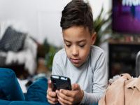 लहान मुलांना मोबाईल वापरण्यास बंदी; आरोग्यावर गंभीर परिणाम होत असल्याने 'हा' देश घेणार निर्णय - Marathi News | children will soon be banned from using mobile phones in Spain Because of the serious impact on health | Latest tech Photos at Lokmat.com