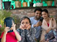 पालकांनो, मुलांना सांगताय... पण तुम्ही स्वतः काय करता आहात? कुटुंबासाठी मोबाईल असा ठरतोय घातक - Marathi News | Your phone is destroying your social life and family relations know everything | Latest relationship Photos at Lokmat.com