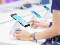 तुमचा फोन किती जुना झालाय? 'हे' संकेत ओळखा आणि ठरवा नवीन मोबाईल घेण्याची योग्य वेळ! - Marathi News | How old is your phone? Identify these signs and decide when it's time to get a new phone! | Latest tech Photos at Lokmat.com