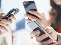 फोन ४०% महागले, किंमत आणखी वाढणार? विक्रीत १० टक्क्यांपर्यंत घट होण्याची शक्यता - Marathi News | Phones become 40% more expensive, will prices increase further? Sales likely to fall by up to 10 percent | Latest business News at Lokmat.com