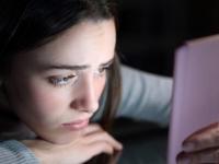 मोबाइल तुमच्या जीवावर उठलाय! तुम्ही ‘या’ ५ चुका करत असाल तर जीवाला धोका आहे.. - Marathi News | If you are also making these 5 mistakes while using mobile phone please be safe, social media addiction | Latest sakhi Photos at Lokmat.com