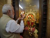पंतप्रधान नरेंद्र मोदींनी दिली म्यानमारमधील कालीबारी मंंदिराला भेट - Marathi News | Prime Minister Narendra Modi gave a visit to Kalibari Mandir in Myanmar | Latest national Photos at Lokmat.com