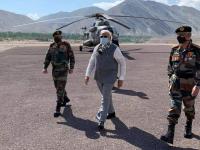 दिल जीत लिया... PM मोदी थेट सीमेवर, नेटिझन्सच्या आनंदाला 'सीमा'च उरली नाही! - Marathi News | PM Narendra Modi wins heart of netizens by visiting leh ladakh to boost Indian Army | Latest national Photos at Lokmat.com